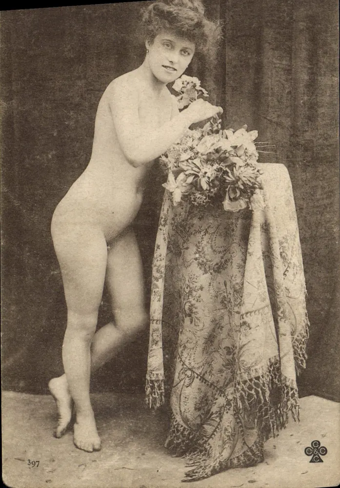 Femme nue — pose avec bouquet — éditeur C.C.C. n° 397 - Frente