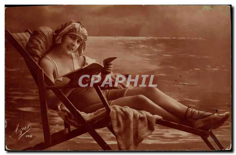Mulher em maiô lendo um livro — Azuris, 192 — editor Azuris - Frente