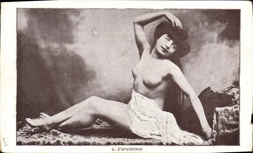 Femme nue assise — scène de paresse — éditeur E, n° 2 - Vorderseite