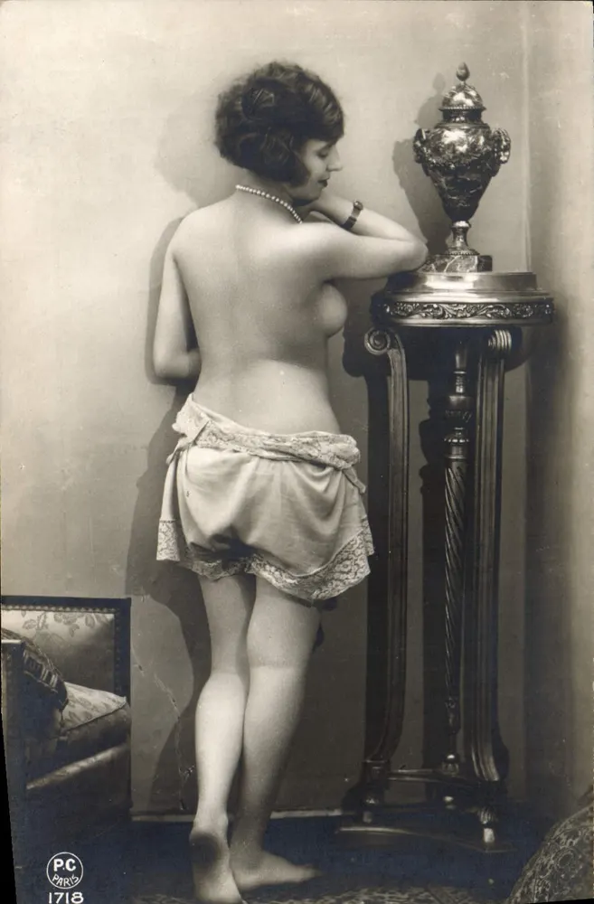 Mulher nuca de costas — pose íntima — PC Paris 1718 - Frente