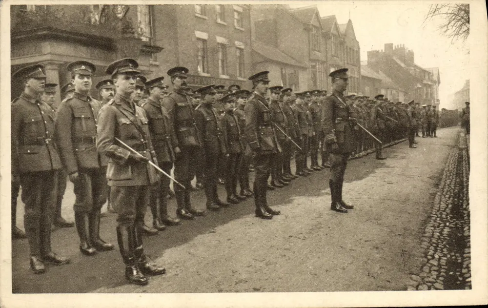 Gwardia walcząca — paradę na chodniku — wydawca: Welsh Troops Picture Post Card Fund - Awers