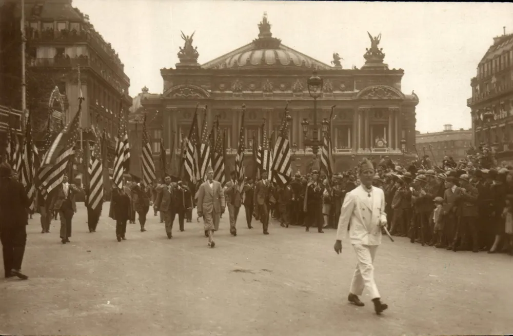 Parada da American Legion — em frente ao Ópera Garnier — editor L. H. editor, Paris - Frente