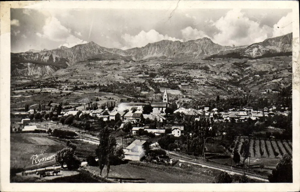 Ryner — Vue générale du village avec la Pie Fiolite au fond — Éditions de Ryner - Frente