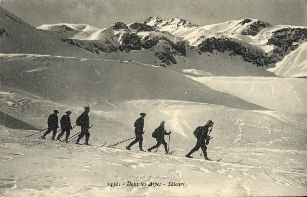In den Alpen - Skifahrer — E. Reynaud, Chambéry, n° 2437 - Vorderseite