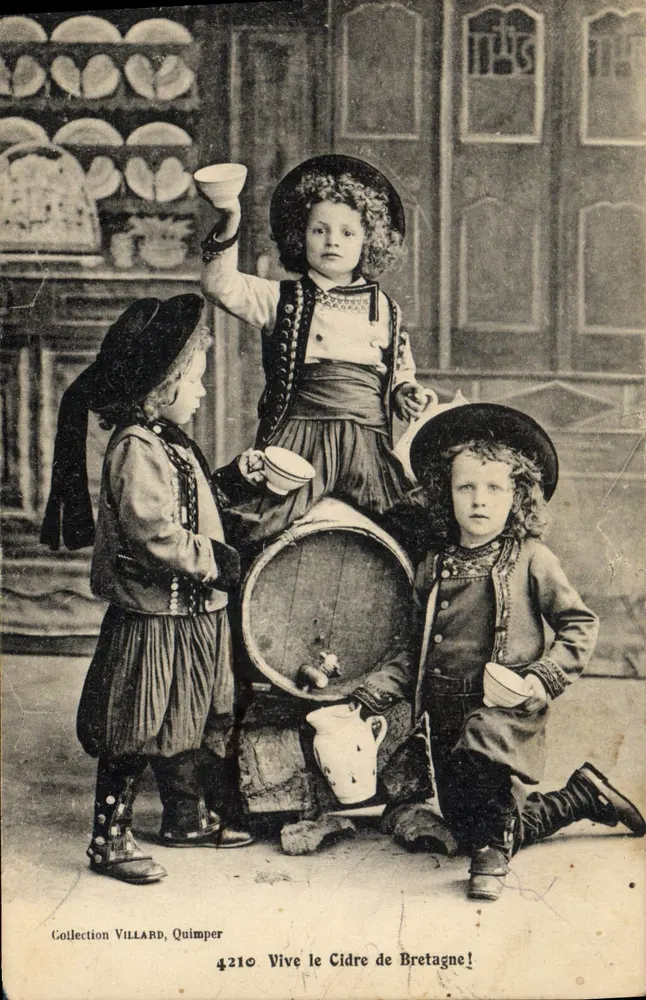Crianças em traje bretão — Vive o Cidre da Bretanha! — Coleção VILLARD, Quimper, n° 4210 - Frente