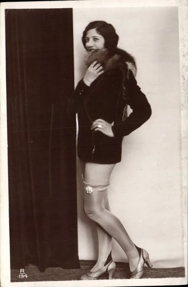 Mulher elegante com casaco de pele — pose de estúdio — R 194 - Frente
