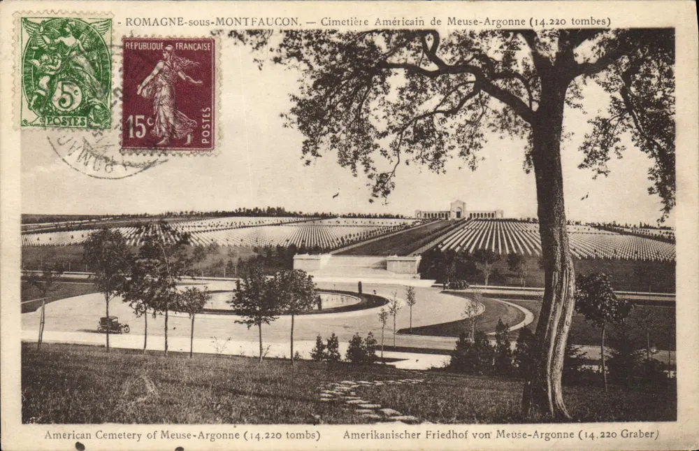 Amerikanischer Friedhof von Meuse-Argonne — Aussicht auf den Friedhof mit Denkmal und Alleen - Vorderseite
