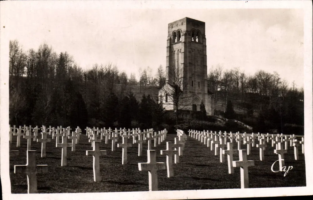 Militärfriedhof — Friedhofskreuz — Kirche mit Turm — Cap - Vorderseite