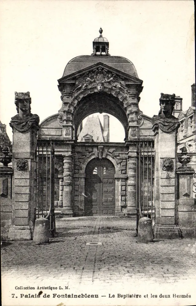 Schloss Fontainebleau — Der Taufbau und die beiden Hermès — Künstlerische Sammlung L. M. - Vorderseite