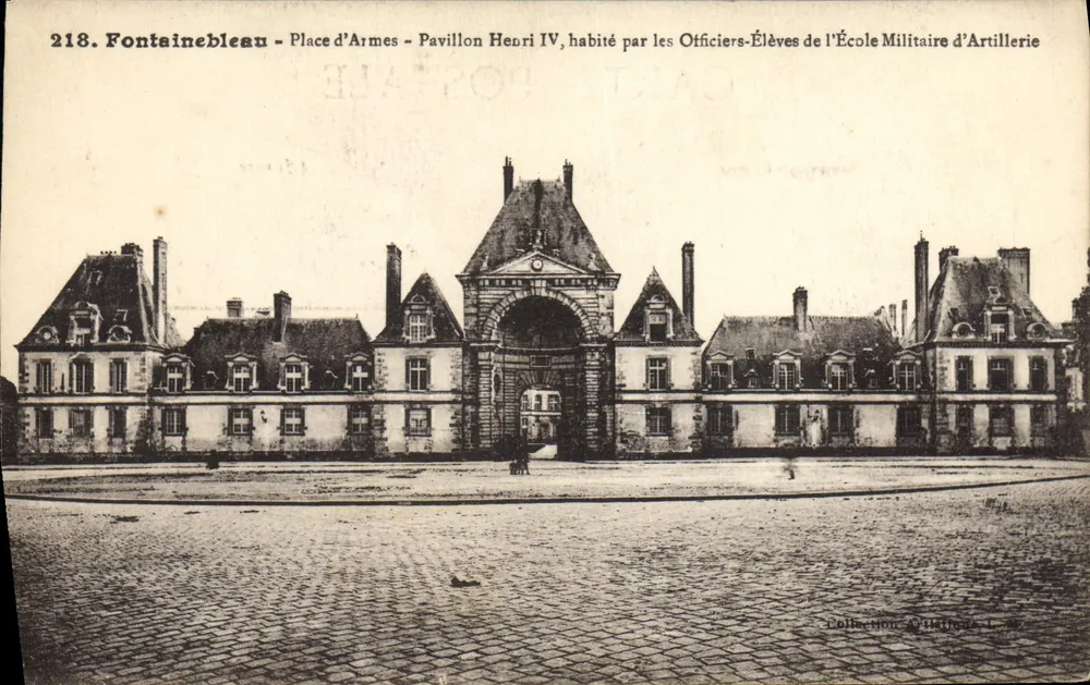Fontainebleau - Place d'Armes - Pavillon Henri IV, bewohnt von den Offiziersanwärtern der Militärschule der Artillerie - Vorderseite