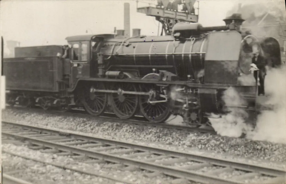Locomotiva a vapor — estação ferroviária — Photo-Hermann, n° 8018 - Frente
