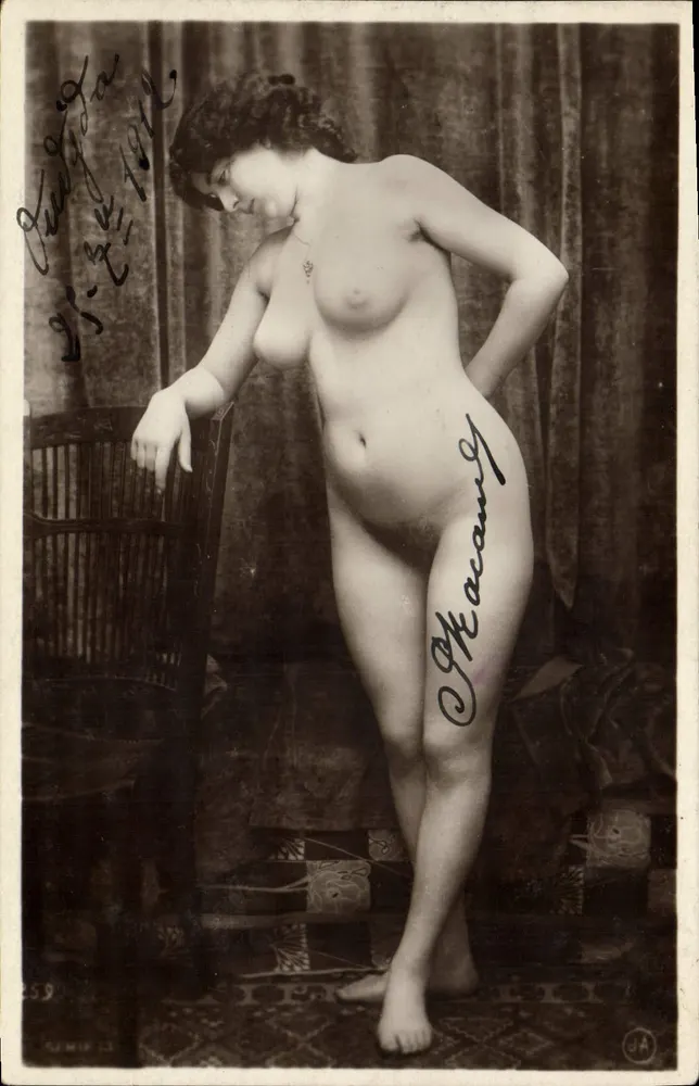 여성의 신체 — Macaung 서명의 사진 — 1912년 4월 25일 기록 - 앞면