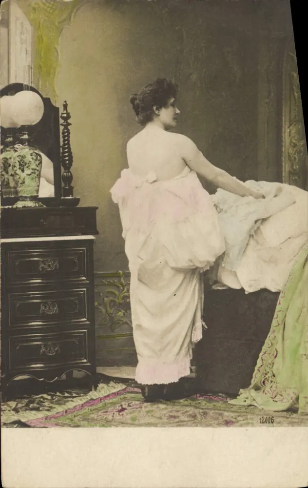 Mulher em robe de dormir — quarto — série 12006 - Frente
