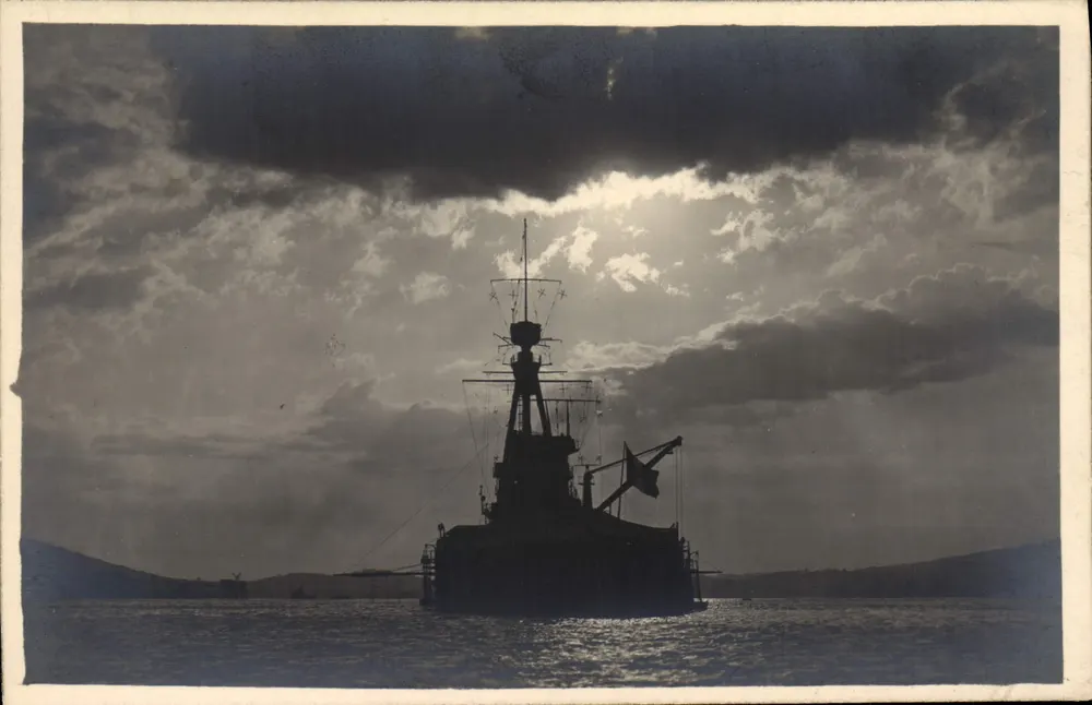 Navio de guerra — silhueta contra céu nublado — A. DUBOIS, Toulon - Frente