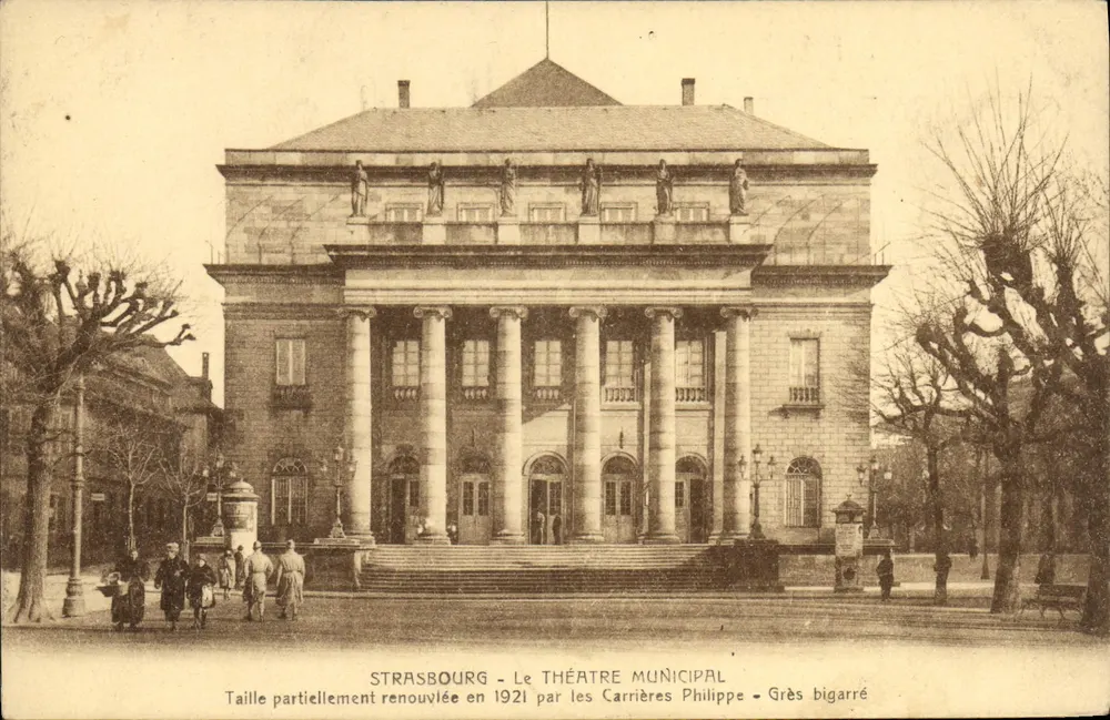 Strasbourg — O Teatro Municipal — parcialmente renovado em 1921 pelas Carrières Philippe — Grès bigarré - Frente