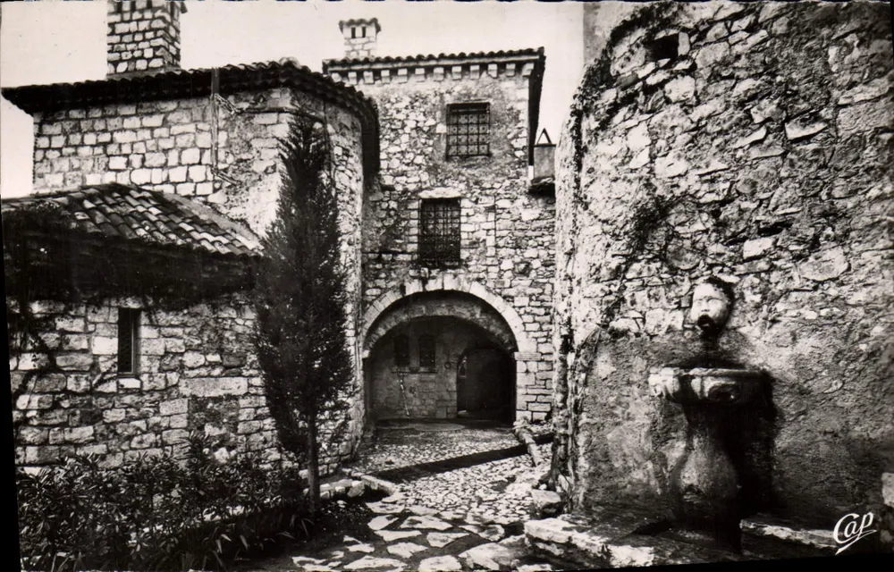 Eze — La Fontaine und Schloss Baulou — CAP - Vorderseite
