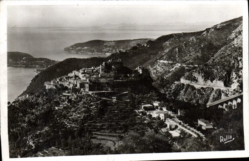 Eze und die Route de la Moyenne Corniche — (im Hintergrund, Cap d'Antibes und der Estérel) — Cliché Rella, Nr. 296 - Vorderseite