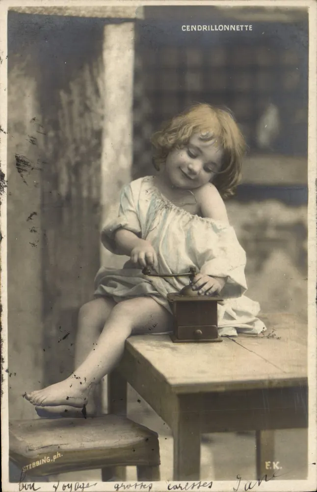 Menina pequena jogando com uma moenda de café — Stebbing.ph — número de série não visível - Frente