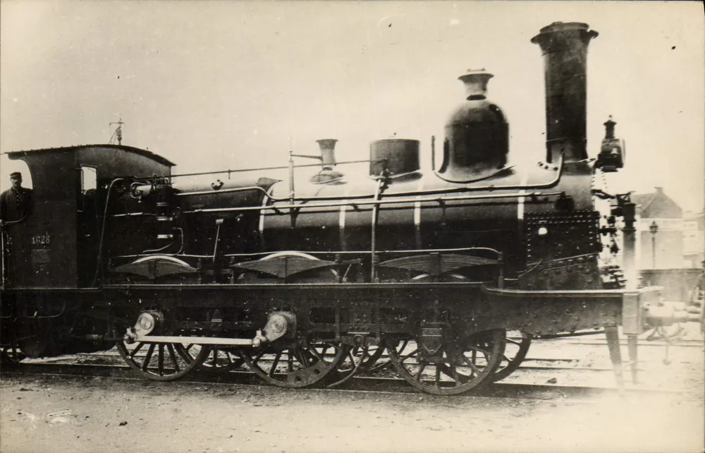Locomotiva a vapor n° 1628 — estação ferroviária — n° 1c - Frente