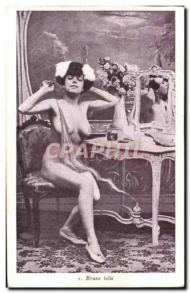 Brune iolie — Nacktes Motiv mit Blumen und Spiegel — Verlag nicht sichtbar - Vorderseite