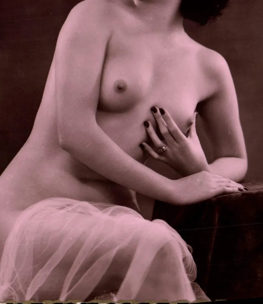 Nudez feminina — pose sentada com véu — Edições de Luva, Paris, n° 418 - Frente