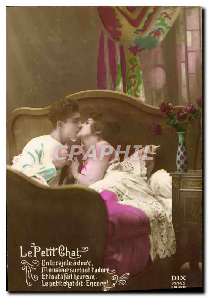 Ein Paar, das sich auf einem Bett umarmt — Le Petit Chat — DIX PARIS 1500 - Vorderseite
