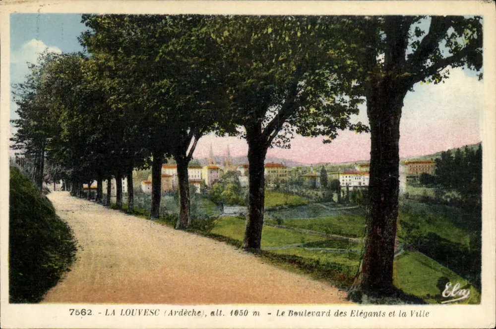 LA LOUVESC (Ardèche), alt. 1050 m — Der Boulevard der Eleganten und die Stadt - Vorderseite