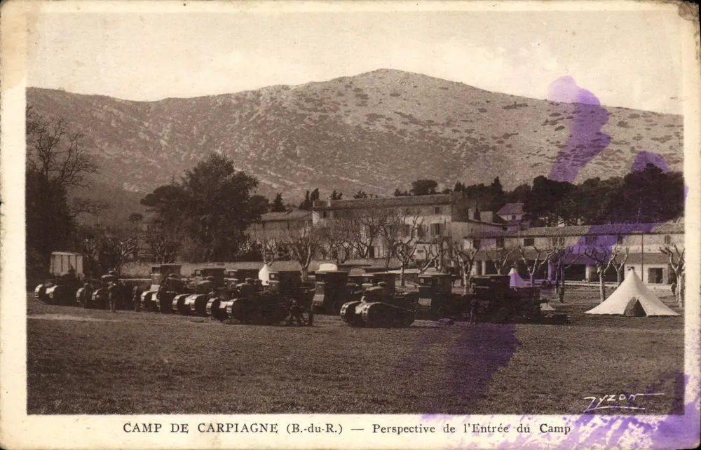 Camp de Carpiagne (B.-du-R.) — Perspektive des Camp-Eingangs - Vorderseite