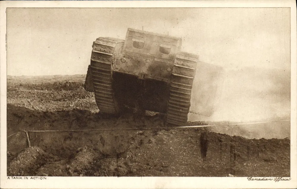 Tanque em ação — Série Oficial Canadense — The Daily Mirror (1910) - Frente