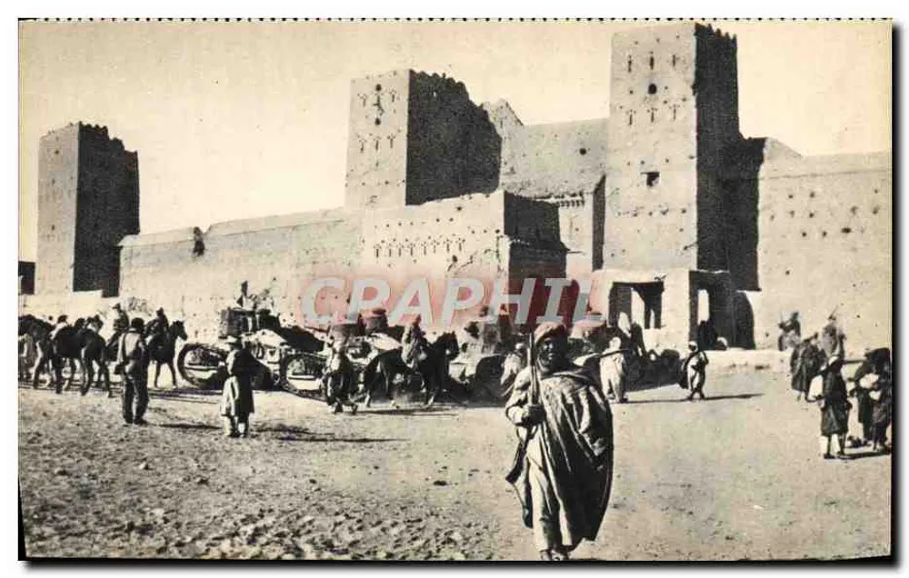 Carros de combate diante de um Ksar — Marrocos - Frente