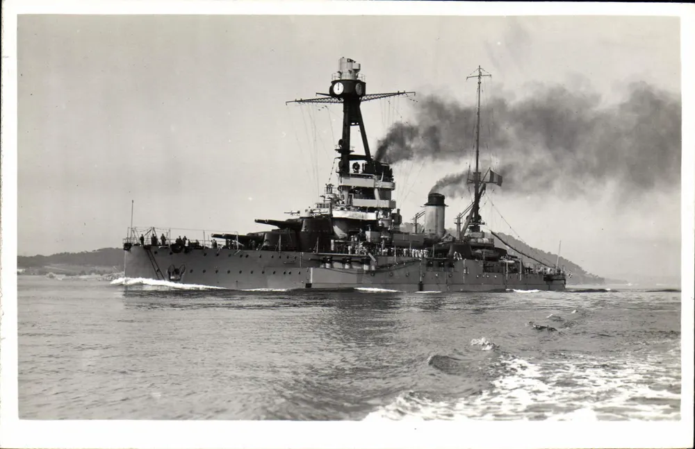 Navio de guerra — vista lateral no mar — Ed. H. EMERY, Toulon - Frente