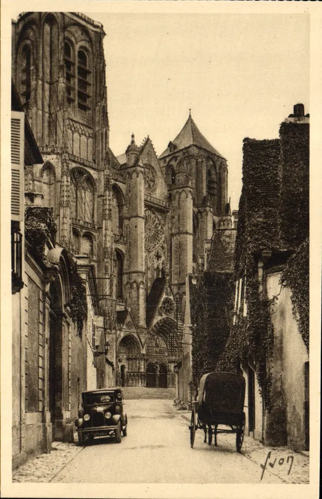 Bourges (Cher) — Fassade der Kathedrale aus einer alten Straße gesehen — Éditions d'Art Martel, Paris - Vorderseite