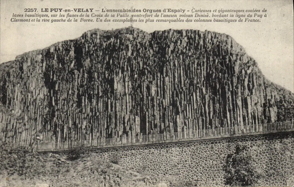 LE PUY-EN-VELAY — Die Orgues d'Espaly — Merkwürdige und riesige Basaltlavaströme, die die Linie von Le Puy bis Clermont säumen - Vorderseite