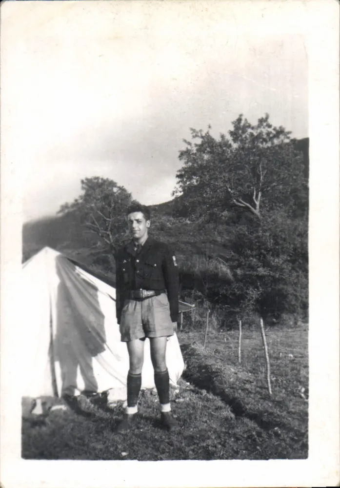 Soldado em uniforme — acampamento militar — n° 23 - Frente