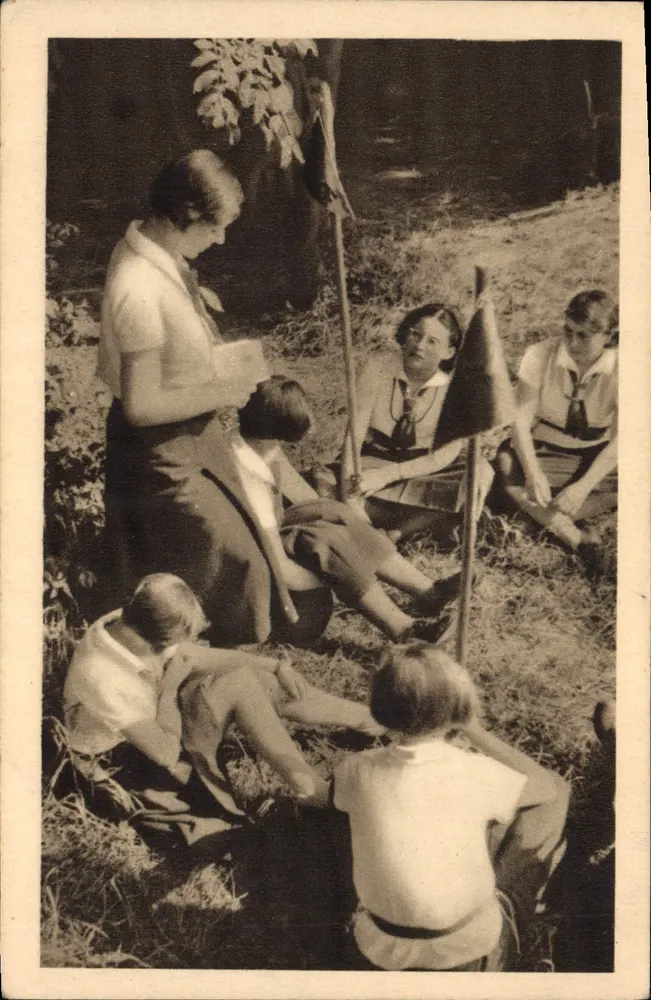 Die Guides — Die Leiterin spricht — Foto Manson - Vorderseite