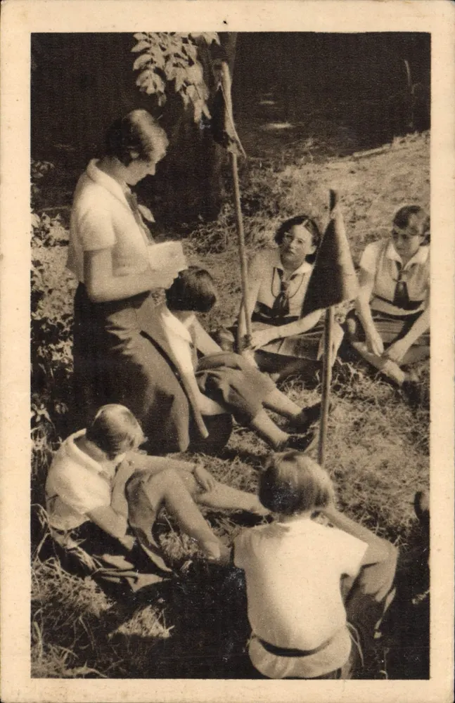 Bei den Pfadfinderinnen — Die Leiterin spricht. — Photo Manson - Vorderseite