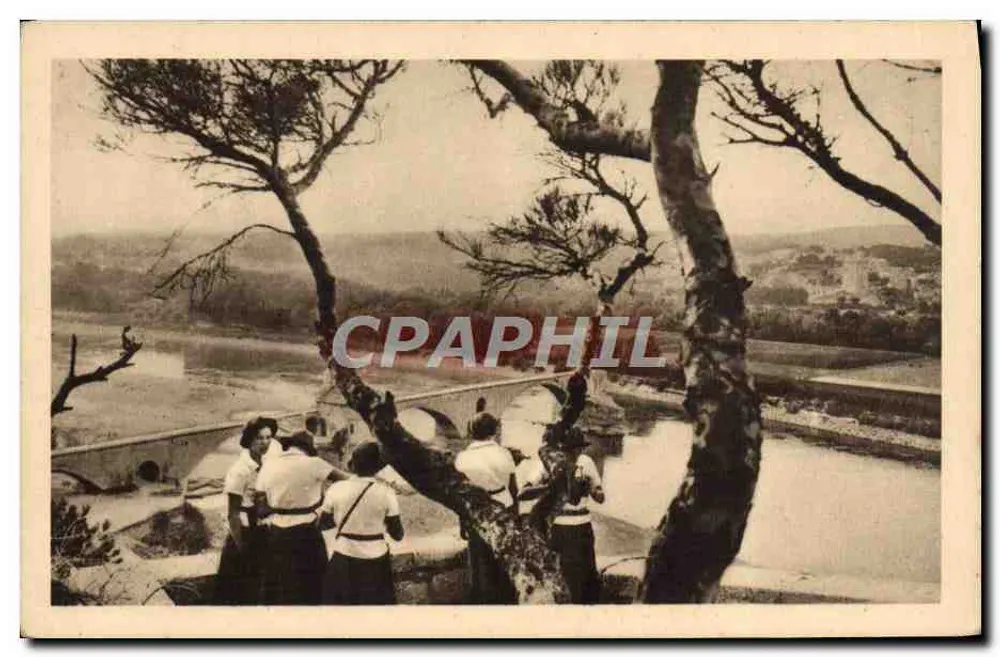 Die Pfadfinderinnen auf einer Exkursion — Die Brücke von Avignon — ALB. PLANTIER, PARIS - Vorderseite