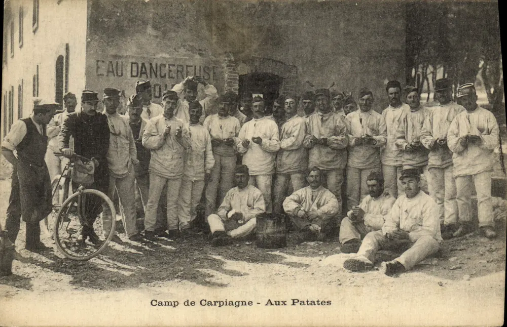 Camp de Carpiagne - Aux Patates — Soldaten in Arbeitsuniformen vor der Fontäne 'Eau Danceresse' — Verlag nicht sichtbar - Vorderseite