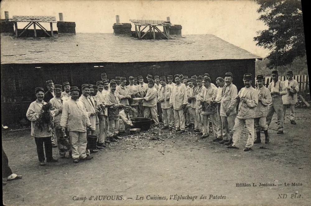 Camp d'Auvours — Die Küchen, Kartoffelschälen — Edition L. Joniaux, Le Mans - Vorderseite