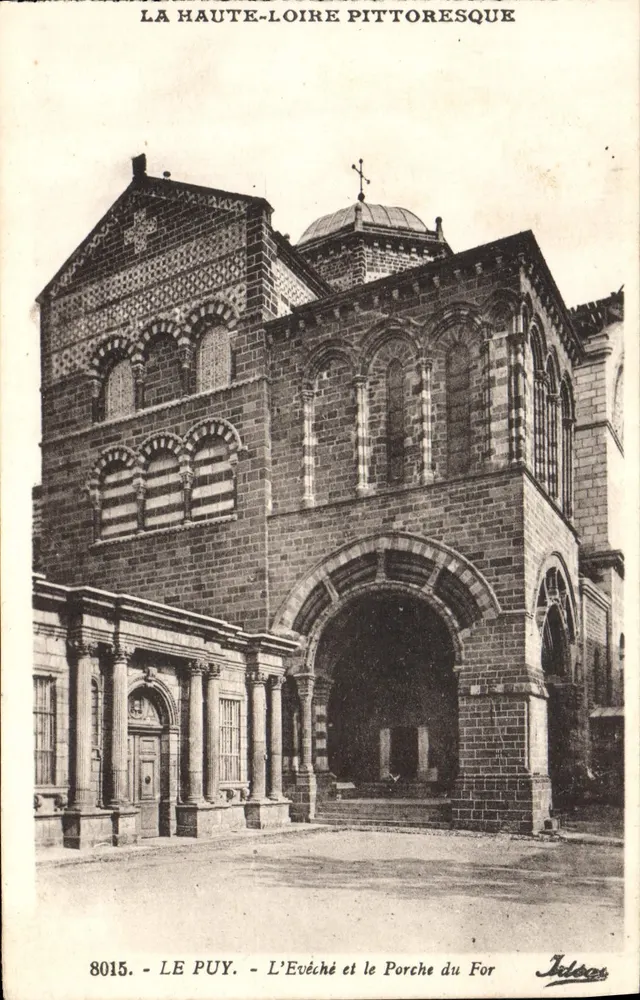 Le Puy - Das Bischofsschloss und der Porche du For — Die malerische Haute-Loire, Ausgabe Visby, Nr. 8015 - Vorderseite