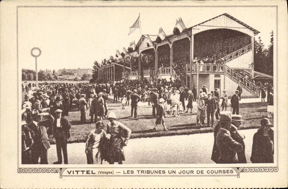 Vittel (Vosges) — Die Tribünen an einem RennTag - Vorderseite