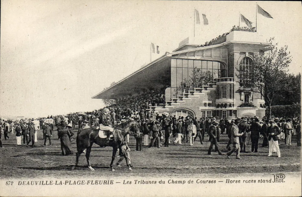 Deauville-La-Plage-Fleurie — Die Tribünen des Pferderennplatzes — Pferderennstand - Vorderseite