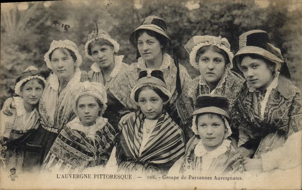 Pittoreske Auvergne — Gruppe von Auvergne-Bäuerinnen — 108. - Vorderseite