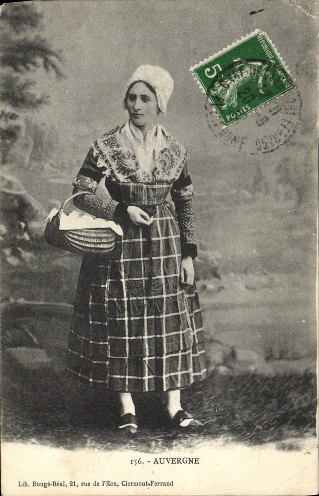 Femme auvergnate en costume traditionnel — scène de studio — Lib. Bougé-Béal, 21 rue de l’Ecu, Clermont-Ferrand, n° 156 - Frente