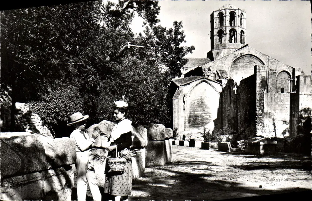 Os Alyscamps em Arles — ruínas da igreja — Real-Photo des Arts Photomécaniques - Frente