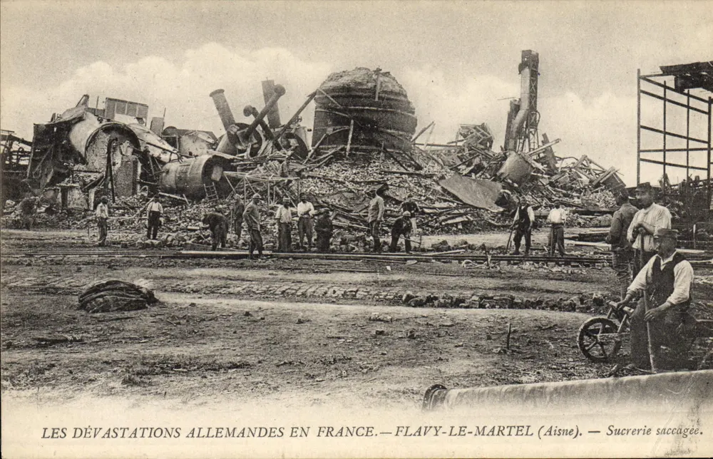 As DEVASTAÇÕES ALEMÃS NA FRANÇA — FLAVY-LE-MARTEL (Aisne) — Usina de açúcar destruída - Frente