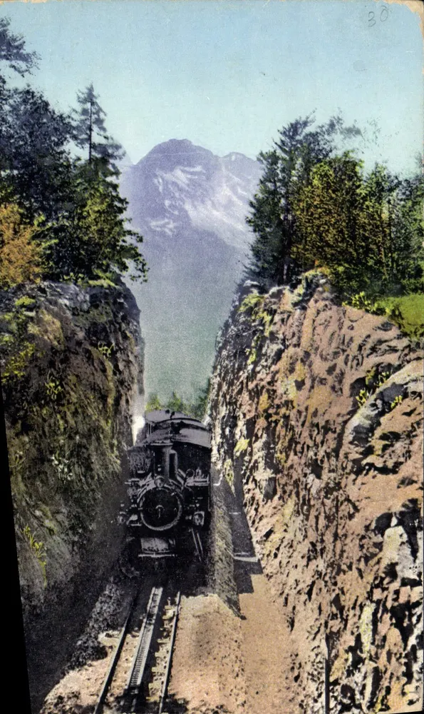 Trem em um canyon montanhoso — Brünigbahn auf der Passhöhe — Fotografia R. Gabler, Interlaken - Frente