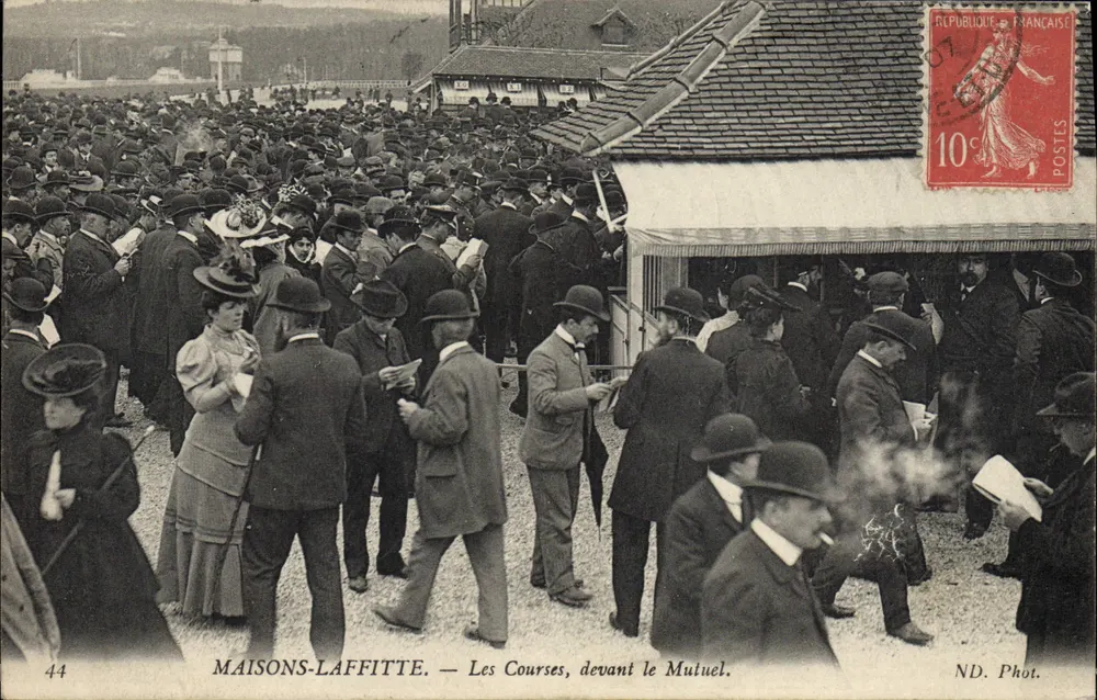 MAISONS-LAFFITTE — As Corridas, diante do Mutuel. - Frente