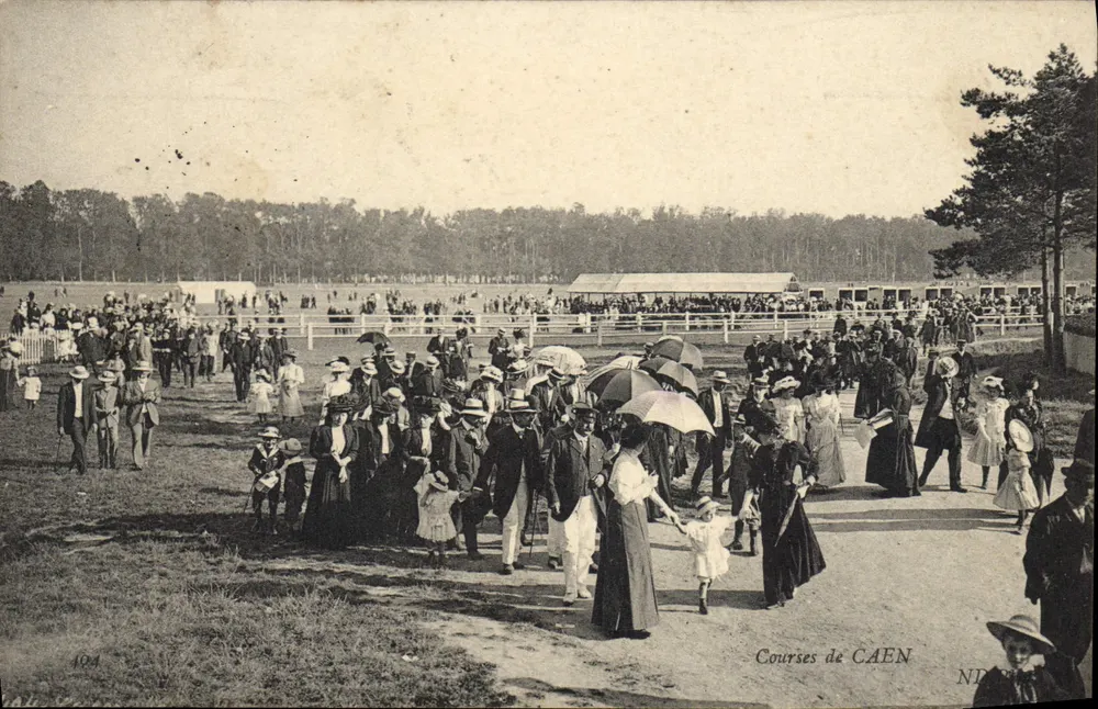 Corridas de CAEN — Espectadores nas corridas — ND (cerca de 1915) - Frente