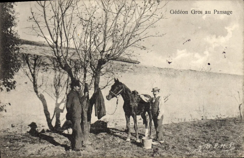 Gédéon Gros am Pansage — Fotografie von zwei Männern und einem Pferd nahe einer Wand — J.B. E. M. C. - Vorderseite
